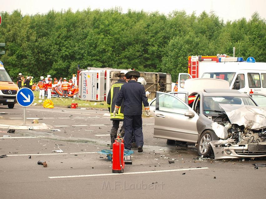 Schwerer Unfall mit Reisebus Lohmar Donrather Dreieck P104.JPG